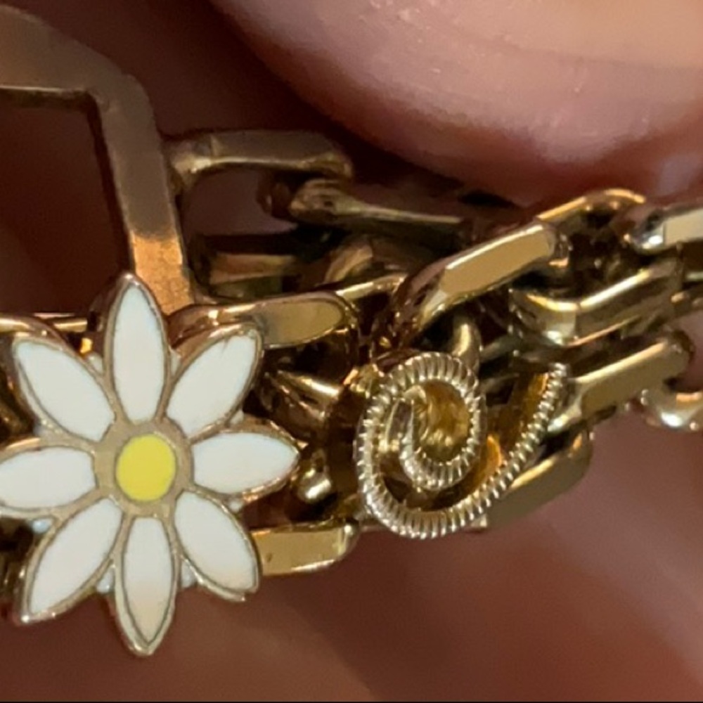 Estate Find Gold Toned Metal Enamel Daisy Bracelet Vintage Unsigned Well Made - Picture 4 of 16